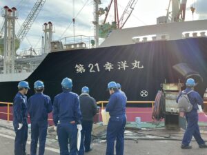 乗船体験の様子（甲板で指導を受ける参加者）